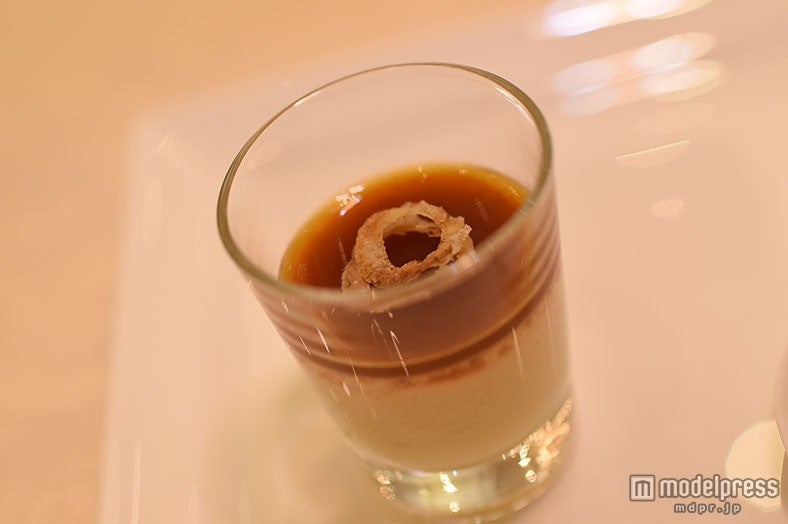 カップに入った、ムース状のアミューズ