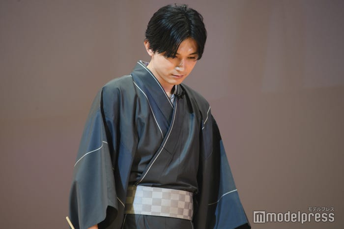 様々な角度の吉沢亮を見せる吉沢亮(C)モデルプレス