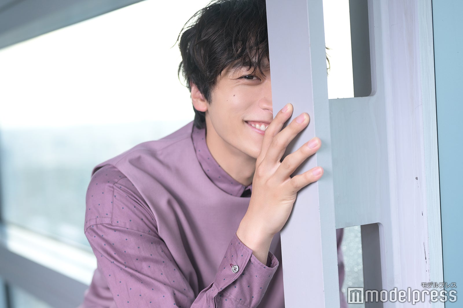 ストーカー役にちなみ「覗いてください！」というリクエストに快く応じてくれた小関裕太（C）モデルプレス