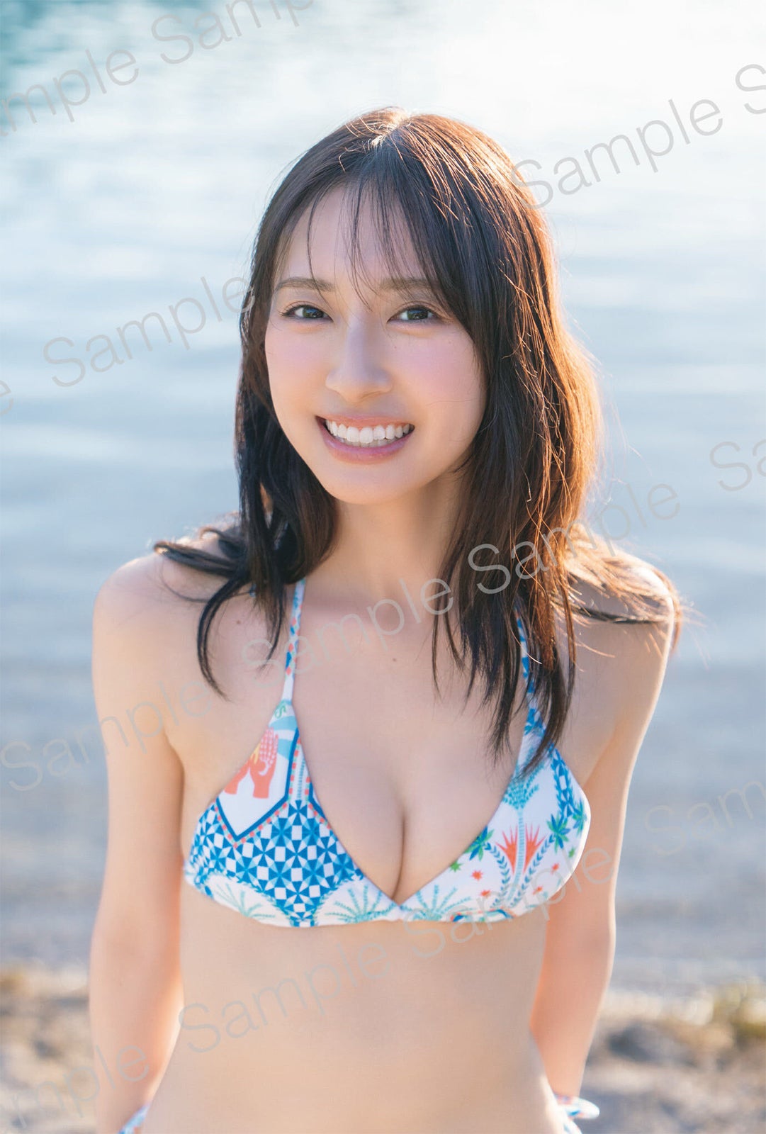 日向坂46金村美玖、湖水浴場で微笑む 封入ポストカード第3弾公開【機微】