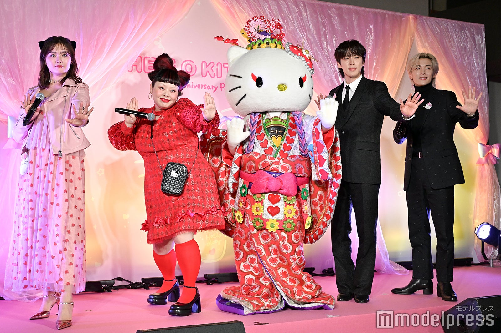 見得を切る箭内夢菜、渡辺直美、ハローキティ、河野純喜、川西拓実（C）モデルプレス