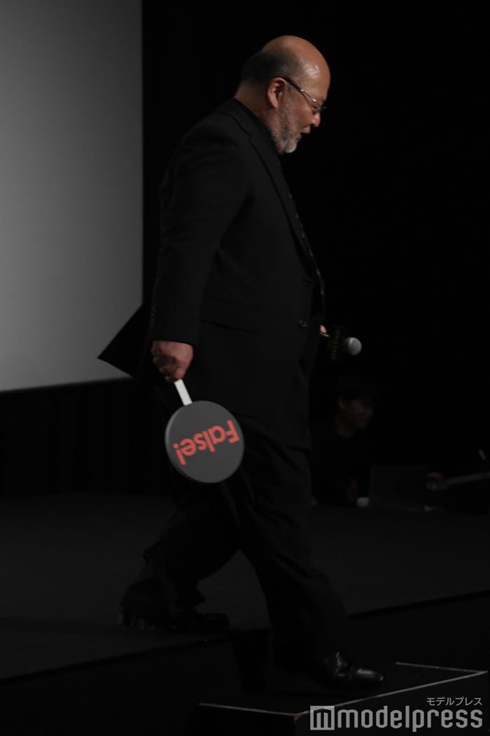 最初に退場した佐藤東弥監督(C)モデルプレス