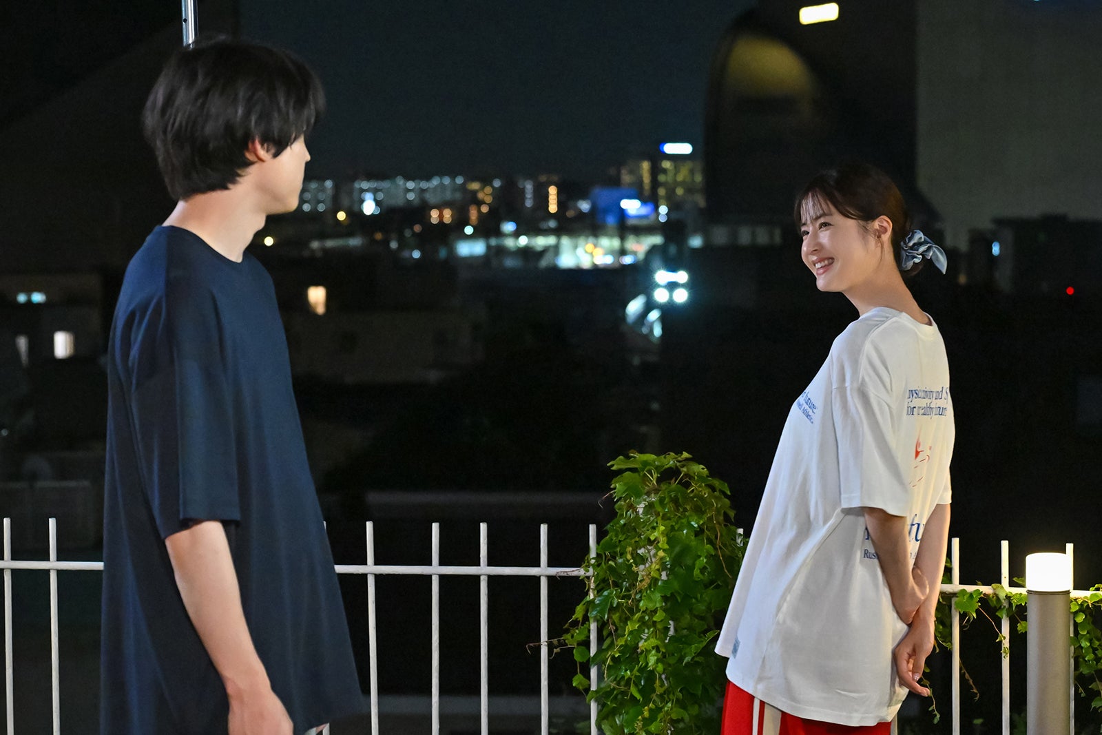 松村北斗、松本若菜「西園寺さんは家事をしない」第5話より（C）TBS