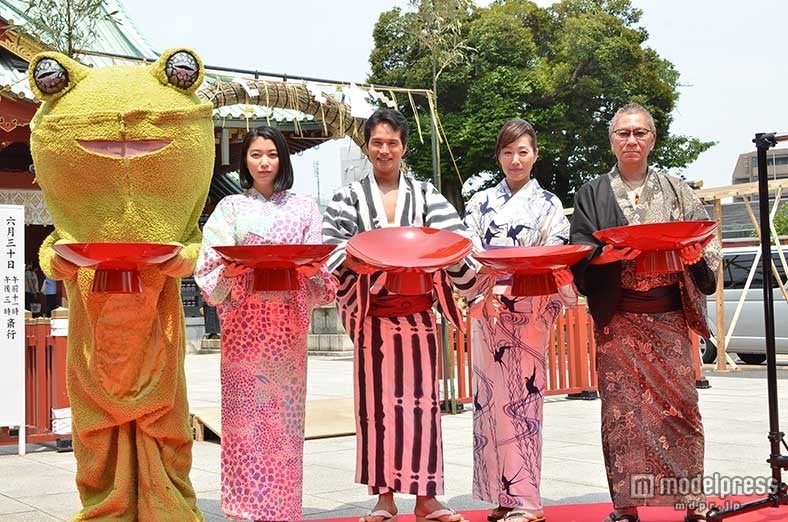 （左から）KAERUくん、成海璃子、市原隼人、高島礼子、三池崇史監督
