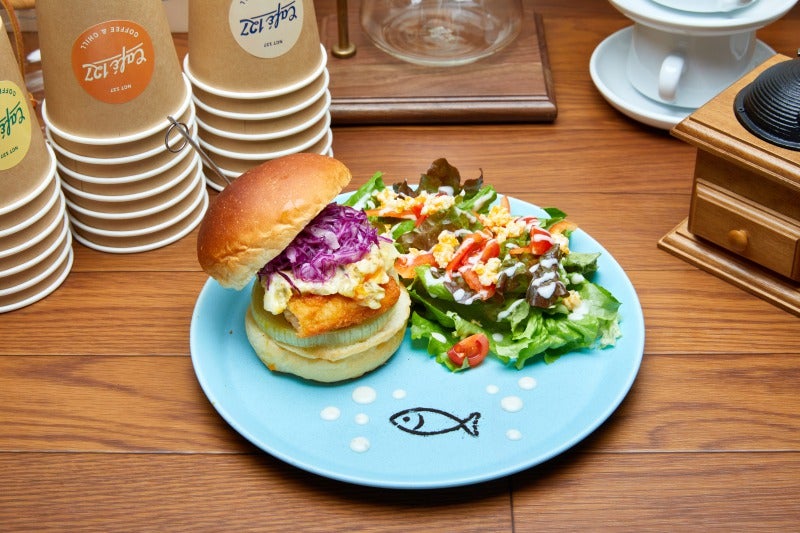 JOHNNY JOHNNY FISH BURGER（JFB）2,079円（税込）（C）SM ENTERTAINMENT JAPAN INC．