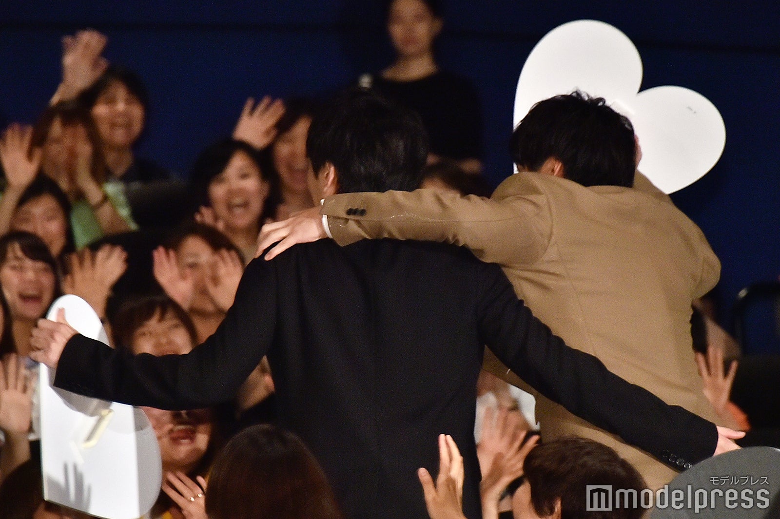 肩を組む田中圭、林遣都（C）モデルプレス