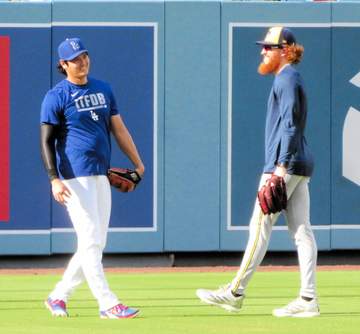 大谷翔平 ブルワーズのメイがめっちゃいいヤツ！自軍打撃練習でガード役務める→大谷が笑顔で手を振り感謝伝える 昨季途中までチームメート