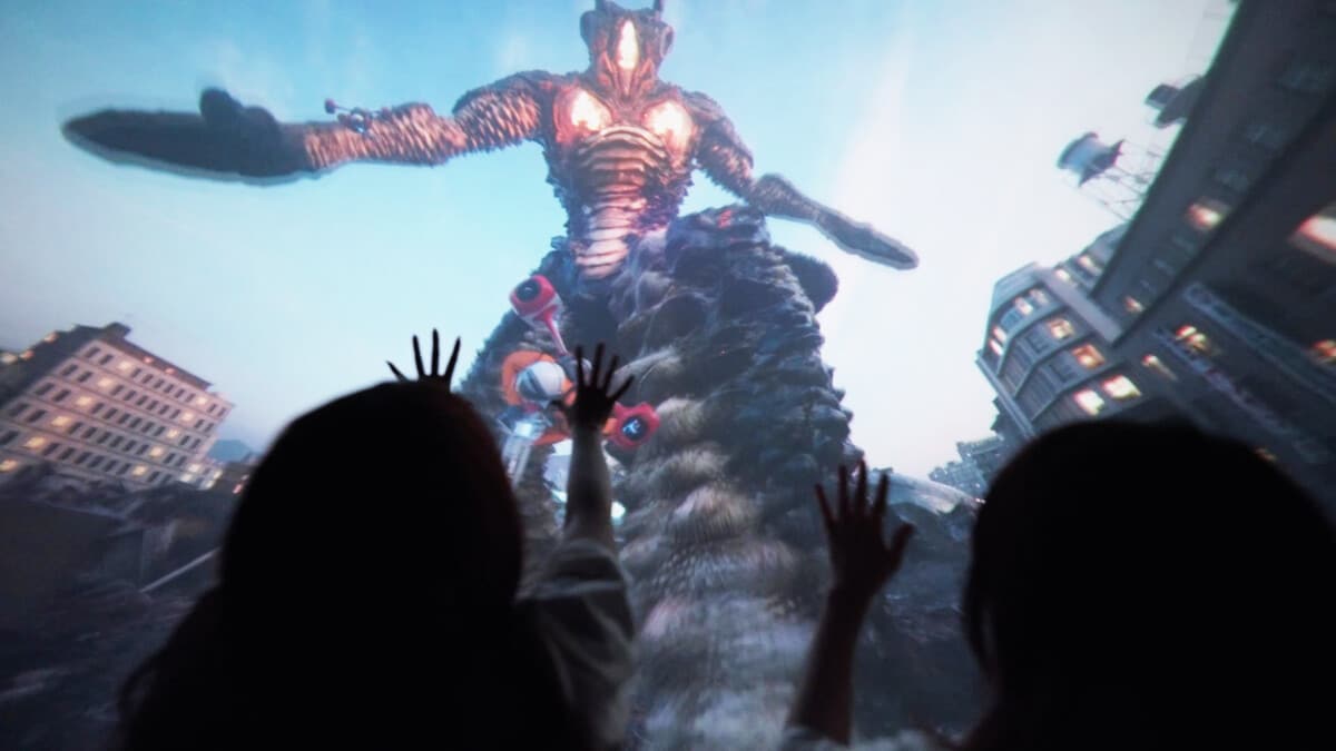 おっと、そんな余裕はないかも……ゼットンが襲ってきます。大迫力で揺れや風も体感　(c)TSUBURAYA