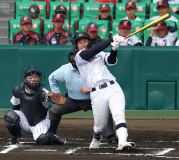 中京大中京・松田知輝が大会第1号 左越えソロ 133キロをとらえる