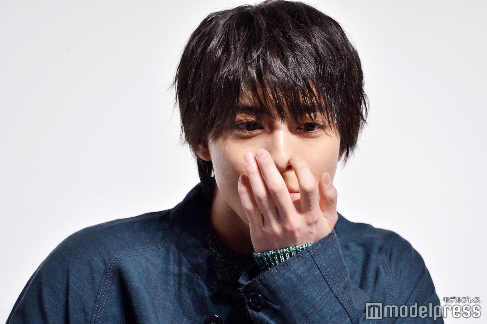 罰ゲームのカラシ入りたこ焼きを食べる高杉真宙（C）モデルプレス