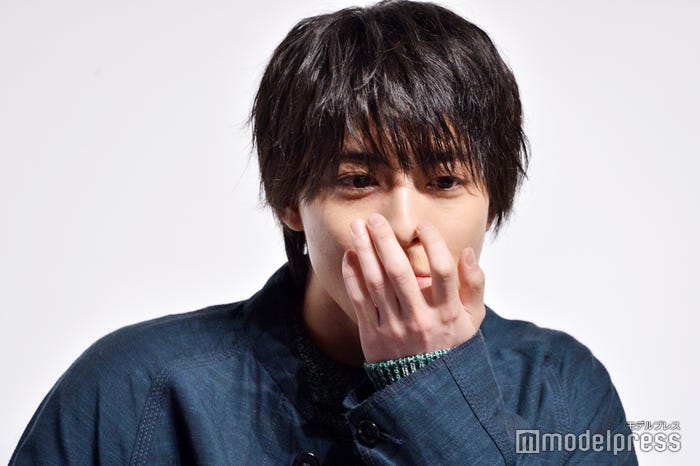 罰ゲームのカラシ入りたこ焼きを食べる高杉真宙(C)モデルプレス