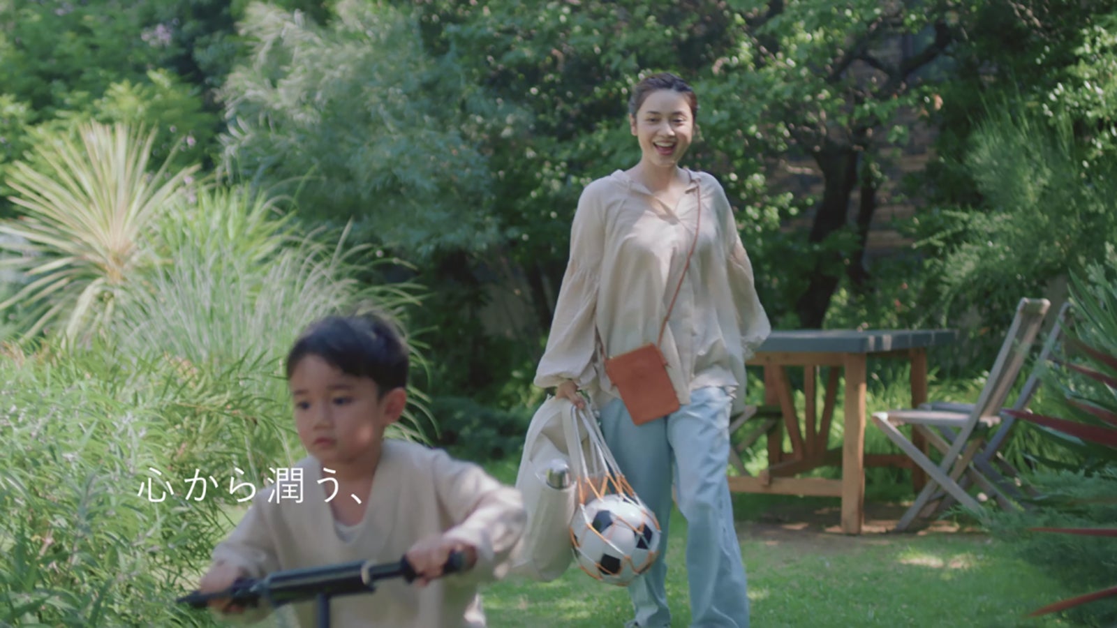 平愛梨＆バンビーノ君／新TVCM『マスク悩み篇』より（提供写真）