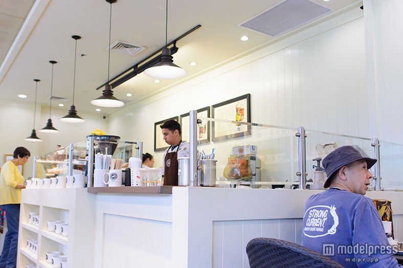 シンプルな色でまとめられた店内