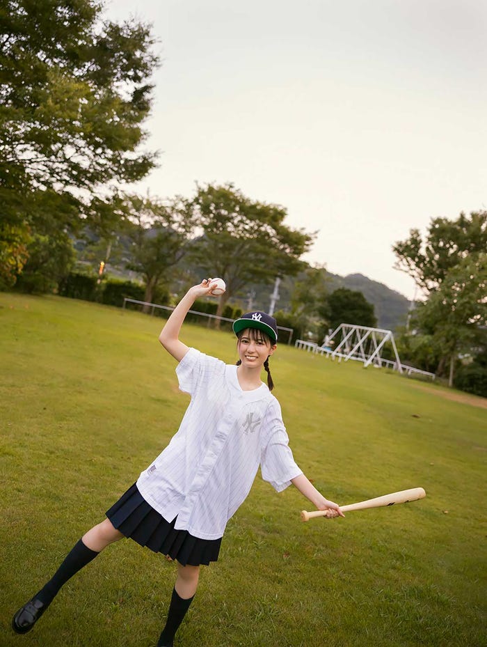 小坂菜緒1st写真集『君は誰?』タワーレコード渋谷店パネル展「アオハルな君」/撮影:藤原宏