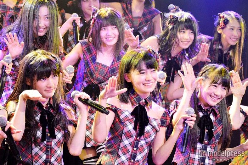 AKB48・14期生の“三銃士”（前列左から：岡田奈々、小嶋真子、西野未姫）