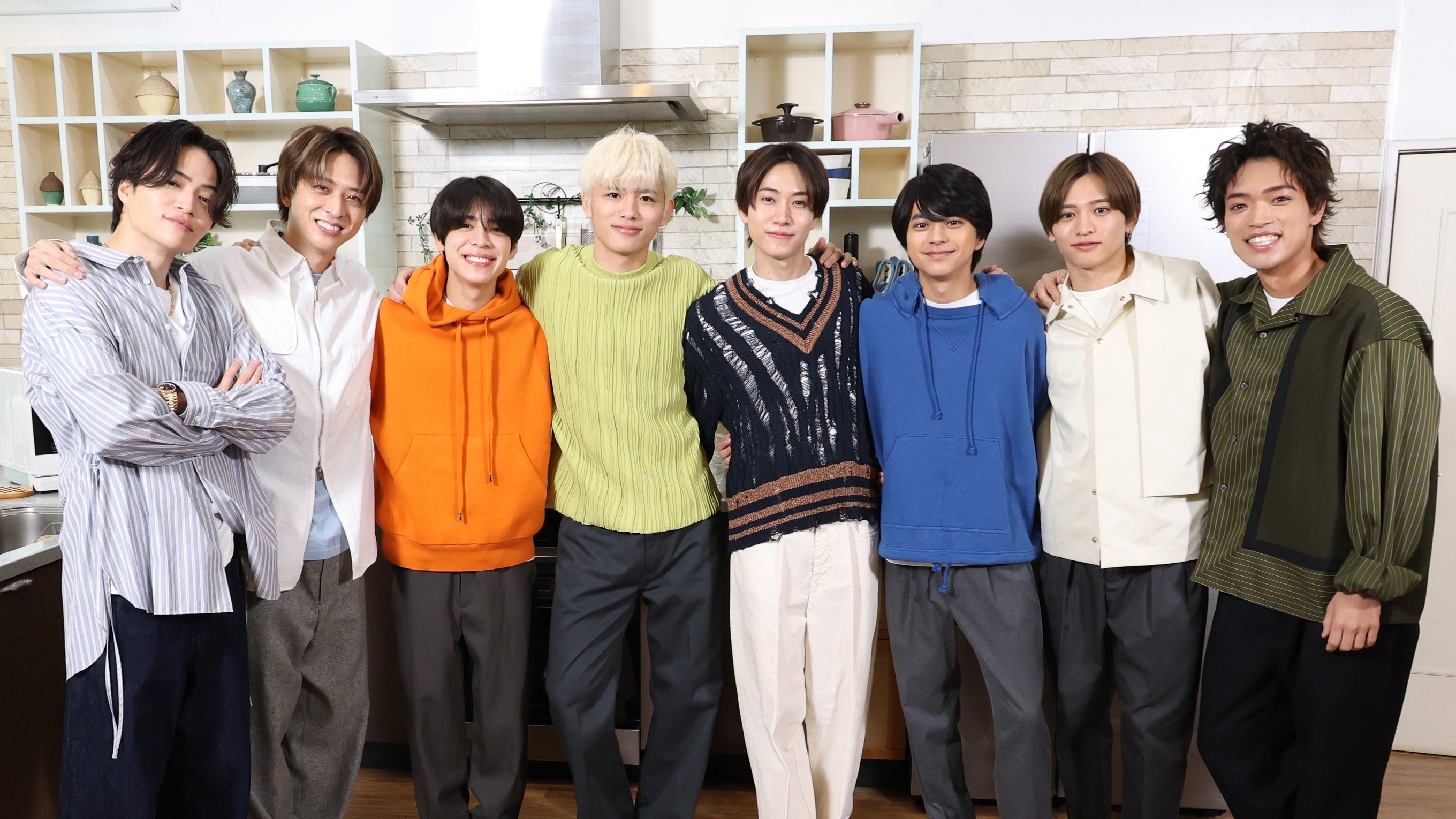 timelesz冠番組「タイムレスマン」FODで未公開映像独占配信決定 初回は移動車内のメンバー8人に密着