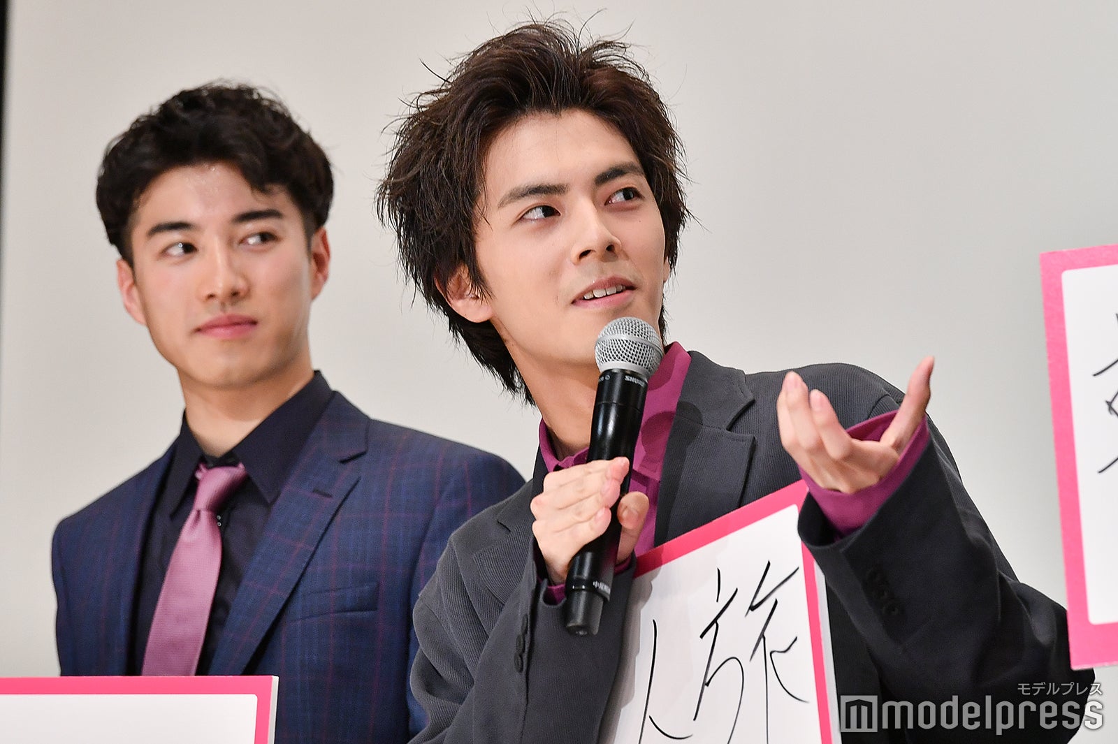 実際に「バーボン片手に靴磨き」は出来ないと指摘する中尾暢樹 （C）モデルプレス