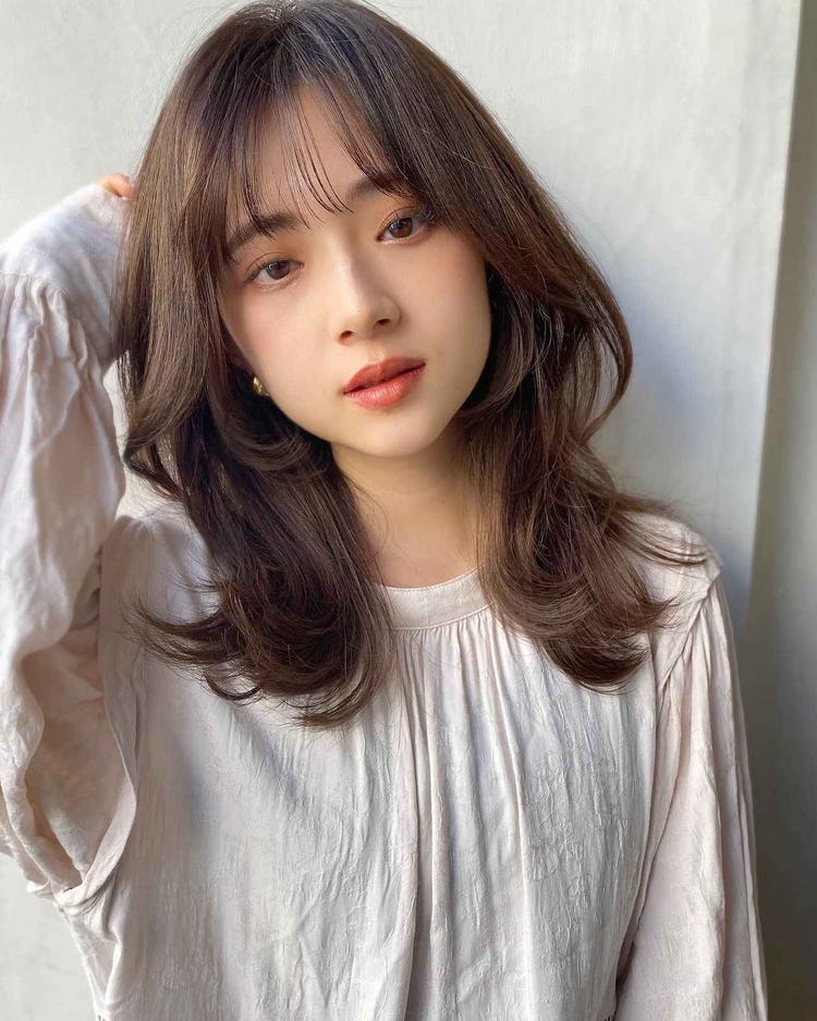 40代女性に似合うウルフカットの作り方 セミロングをアレンジ モデルプレス 40代女性に似合うウルフカットの作り方 セミロングをアレンジ モデルプレス