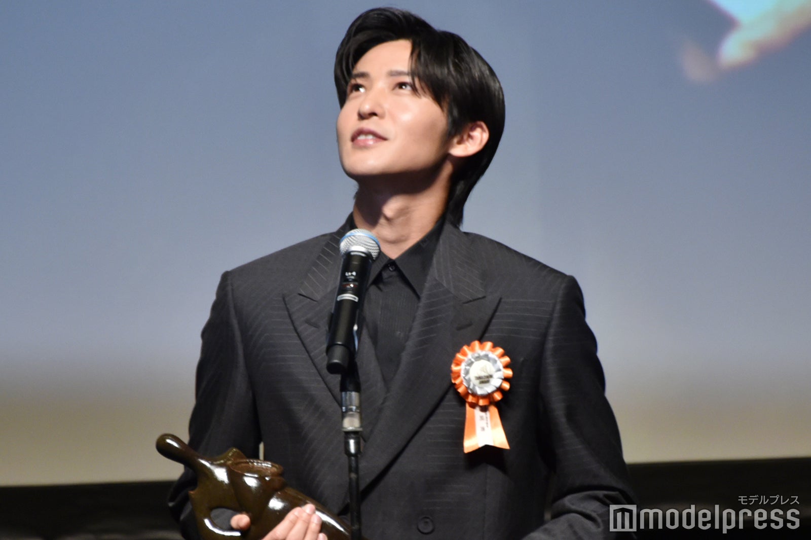 言葉を選びながら話す目黒蓮（C）モデルプレス