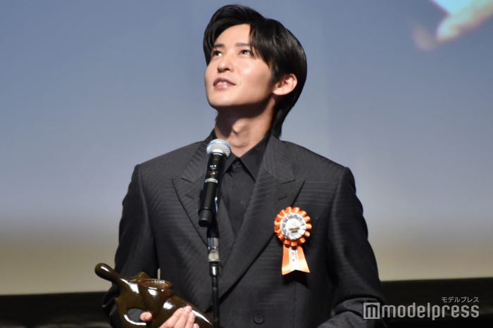 言葉を選びながら話す目黒蓮(C)モデルプレス