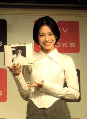 姉は話題ドラマ主演の歌手、21歳モデル 思わず息のむショーパン姿で登場 姉は「過去一お気に入り」とはじける笑顔で明かす