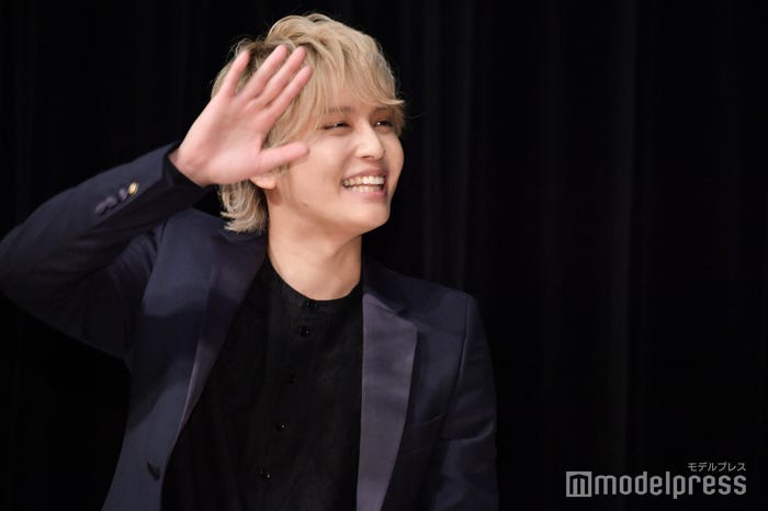 全力「テイッ!」をする手越祐也 (C)モデルプレス