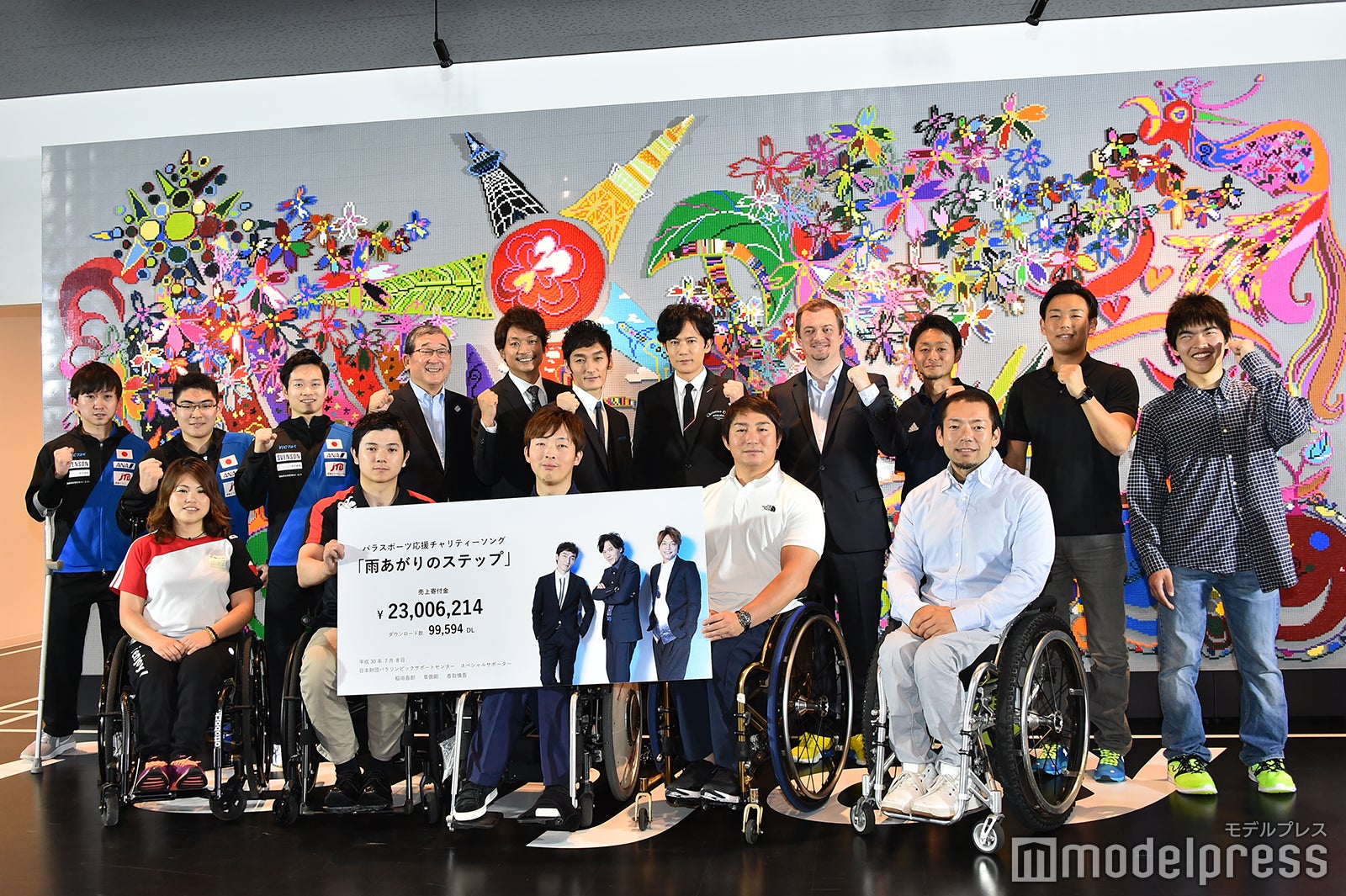 香取が描いた壁画をレゴで制作したレゴ壁画の前でフォトセッション （C）モデルプレス