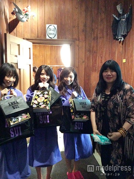 左から:北野日奈子、齋藤飛鳥、斉藤優里、アナ・スイ/ニューヨーク撮影時のオフショット