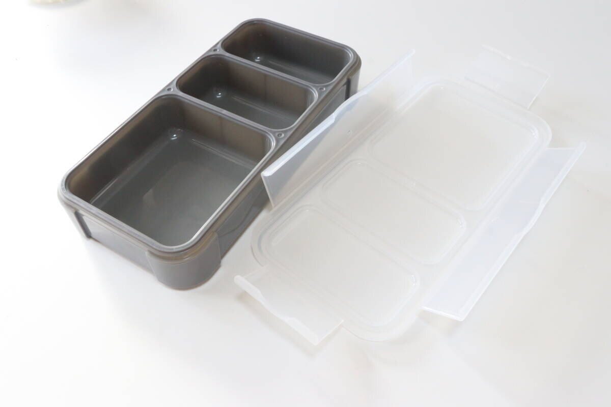 ダイソーの抗菌薄型お弁当箱のフタと箱