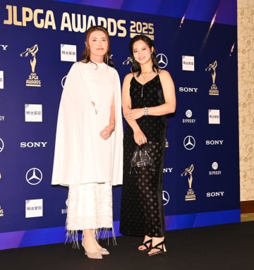 美背中が眩しすぎる 6年ぶりツアーVの柏原明日架は黒の透け感ドレス姿で艶やかに【JLPGAアワード】