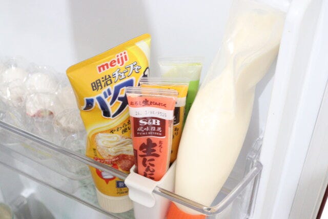 セリア　冷蔵庫ポケットの仕切りになるケース　使用例