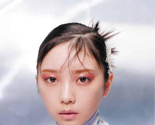 乃木坂46与田祐希、トレンド浮上中“Y3K”メイクに挑戦 非現実的な美しさ放つ