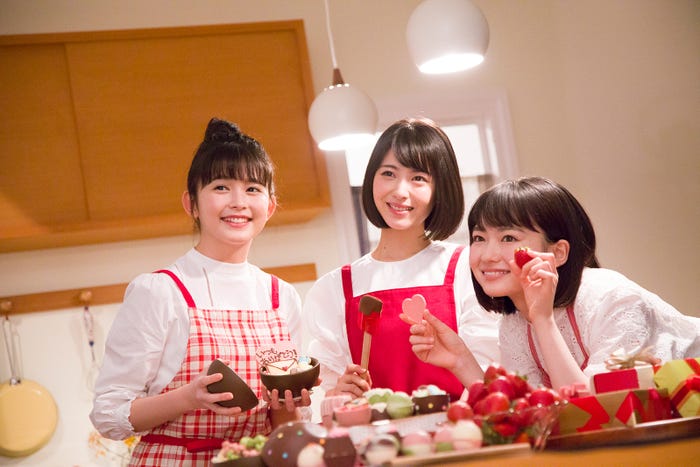 (左から)久間田琳加、浜辺美波、山田杏奈/メイキングカットより(提供画像)