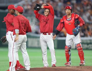 前日自力V消滅の広島が中盤までに大量9失点 岡本が4回KO 初回は名手・菊池がまさかの失策も絡んで3失点 左翼席の鯉党が静まりかえる