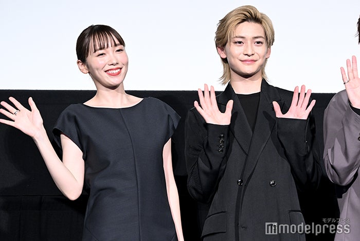 飯豊まりえ、高橋文哉（C）モデルプレス