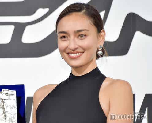 長谷川潤、大胆スリットジーンズに会場釘付け 菜々緒も尊敬の眼差し「お母さんなのを忘れる」<ベストジーニスト2018>