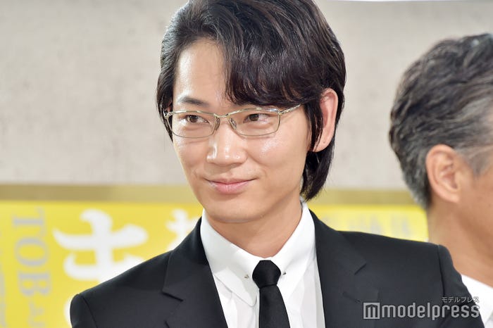 最後にはニッコリ笑う綾野剛(C)モデルプレス