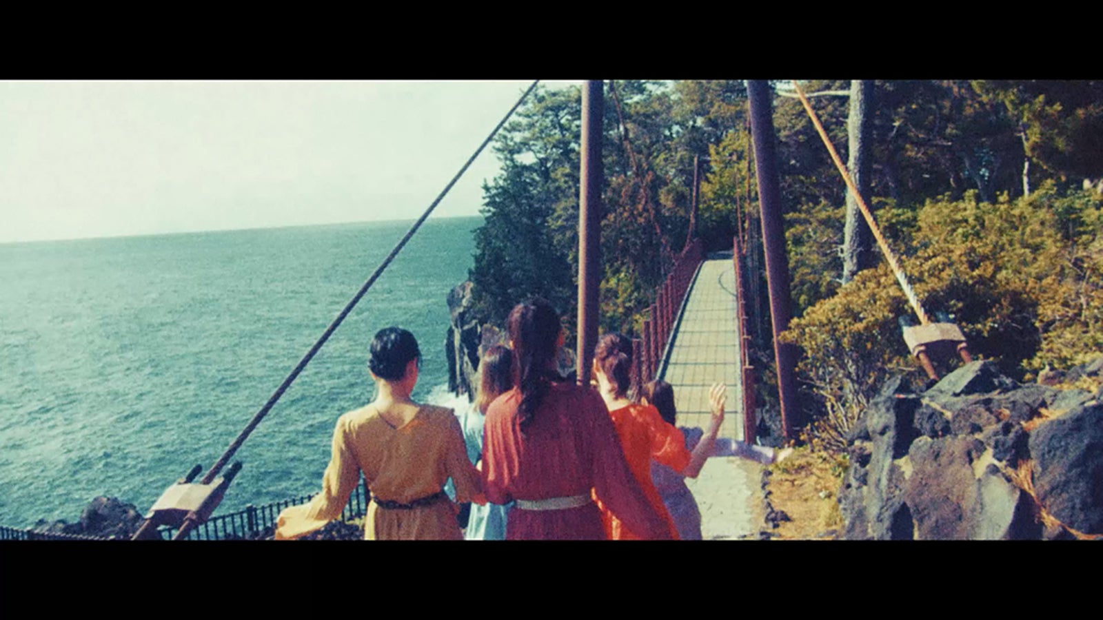 乃木坂46／乃木坂46「錆びたコンパス」MVより（提供写真）