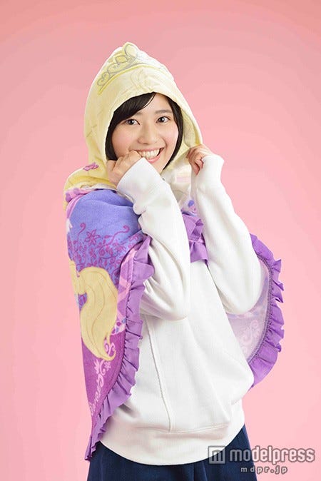 シンデレラのフードタオル着用イメージ(C)Disney