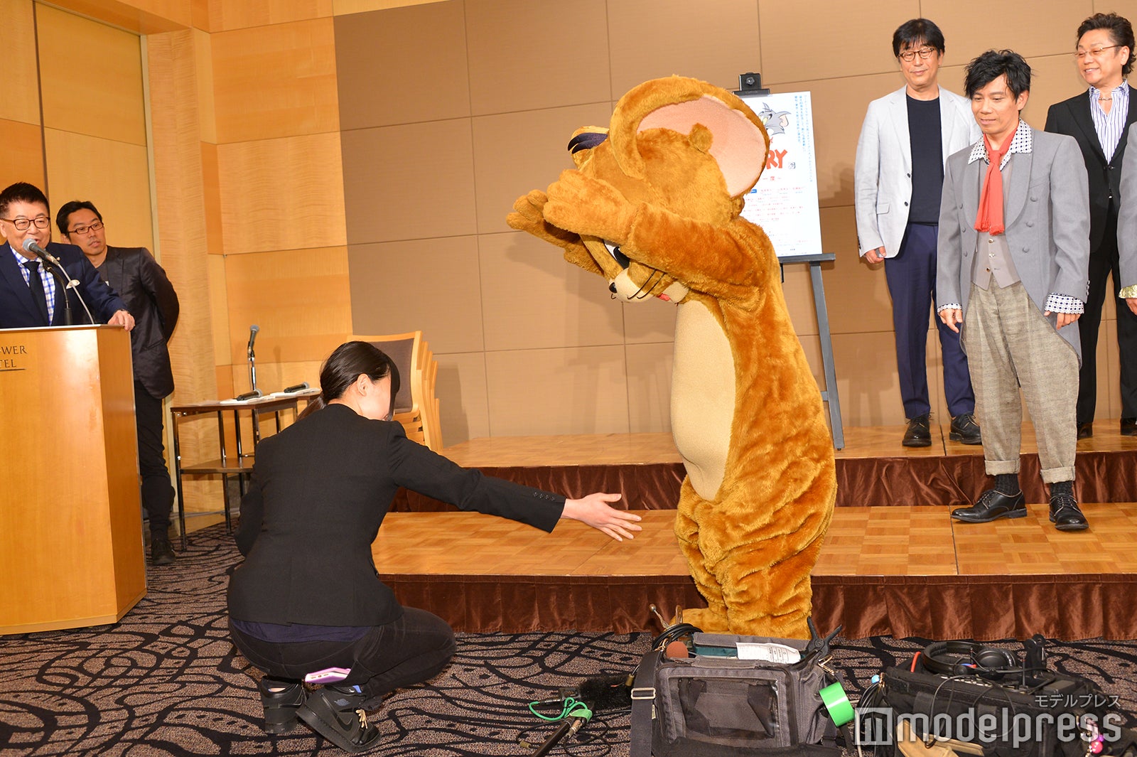 帰りに機材を踏んでしまい慌てるジェリー（C）モデルプレス