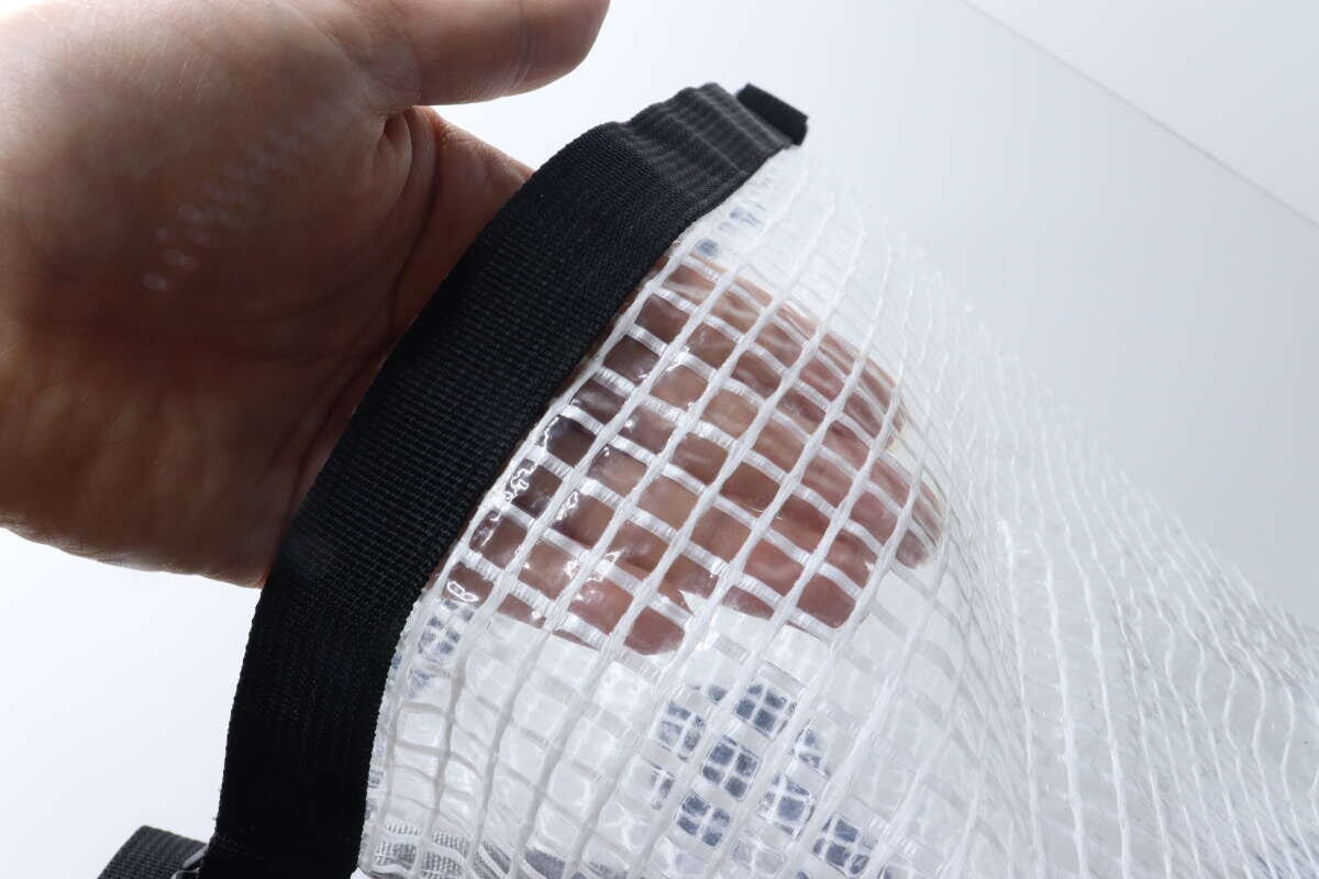 手でジムバッグのメッシュ素材を触り柔らかさを確認 手でジムバッグのメッシュ素材を触り柔らかさを確認