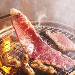 こだわりの熟成肉を食べ放題で提供／画像提供：遠藤商事・Holdings.