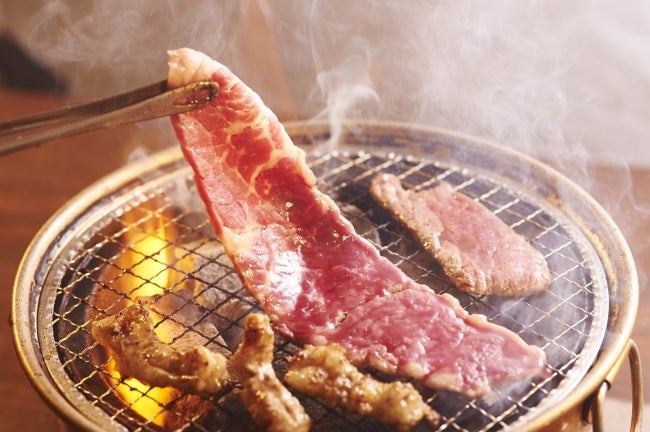 こだわりの熟成肉を食べ放題で提供／画像提供：遠藤商事・Holdings.
