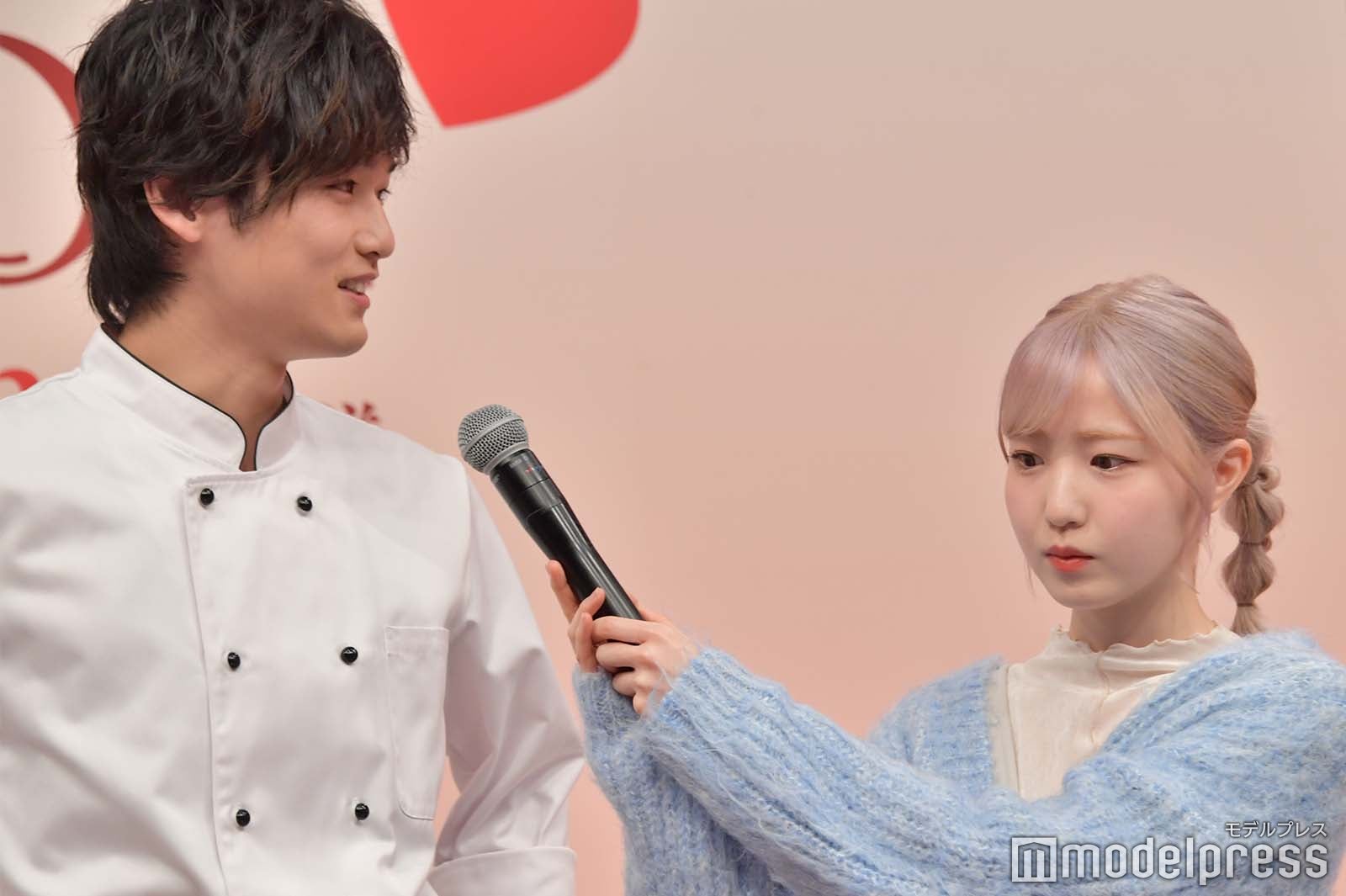 中川大輔のマイクをアシストする本田仁美（C）モデルプレス