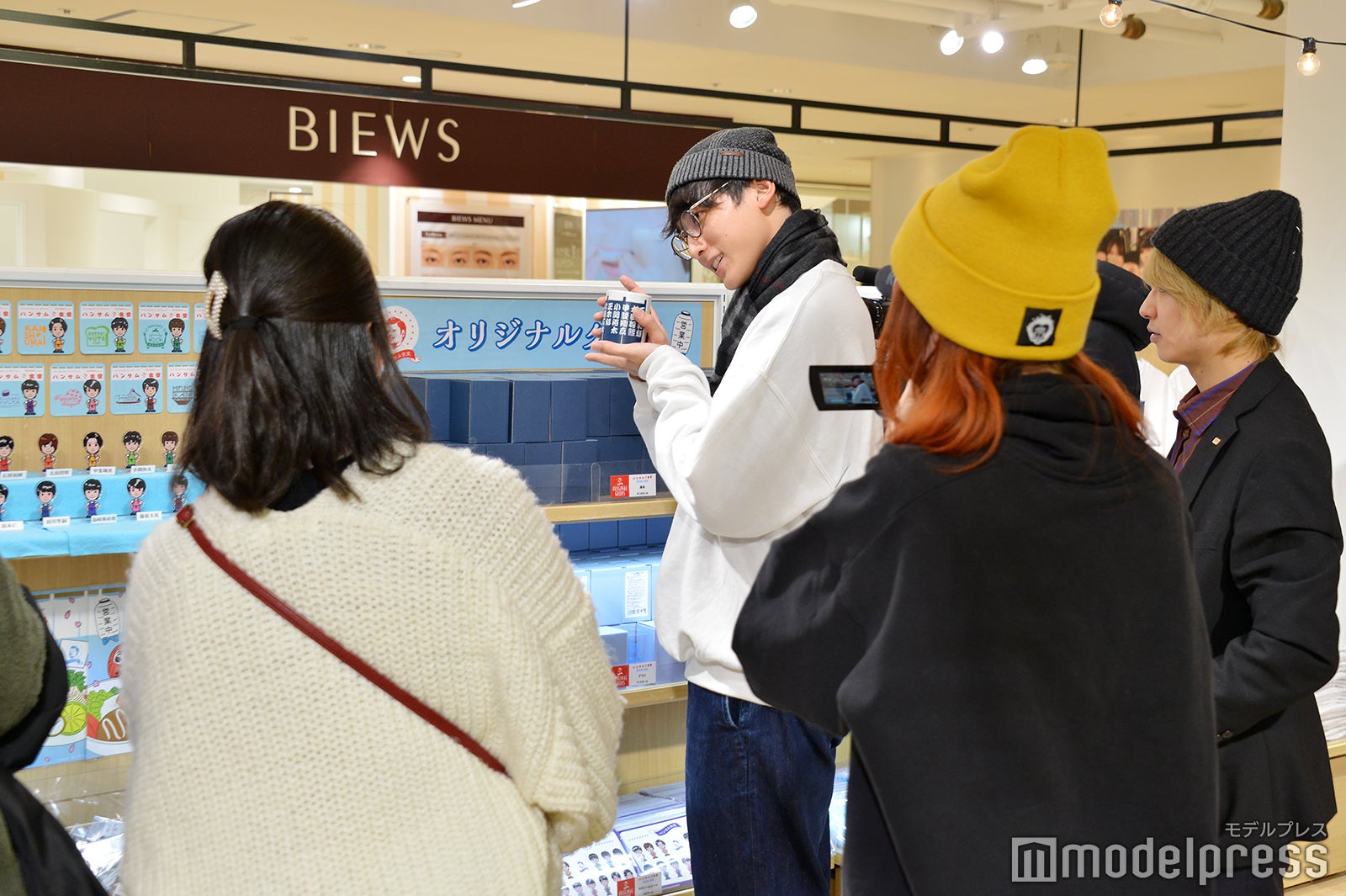 グッズの湯呑みをオススメする小関裕太（C）モデルプレス