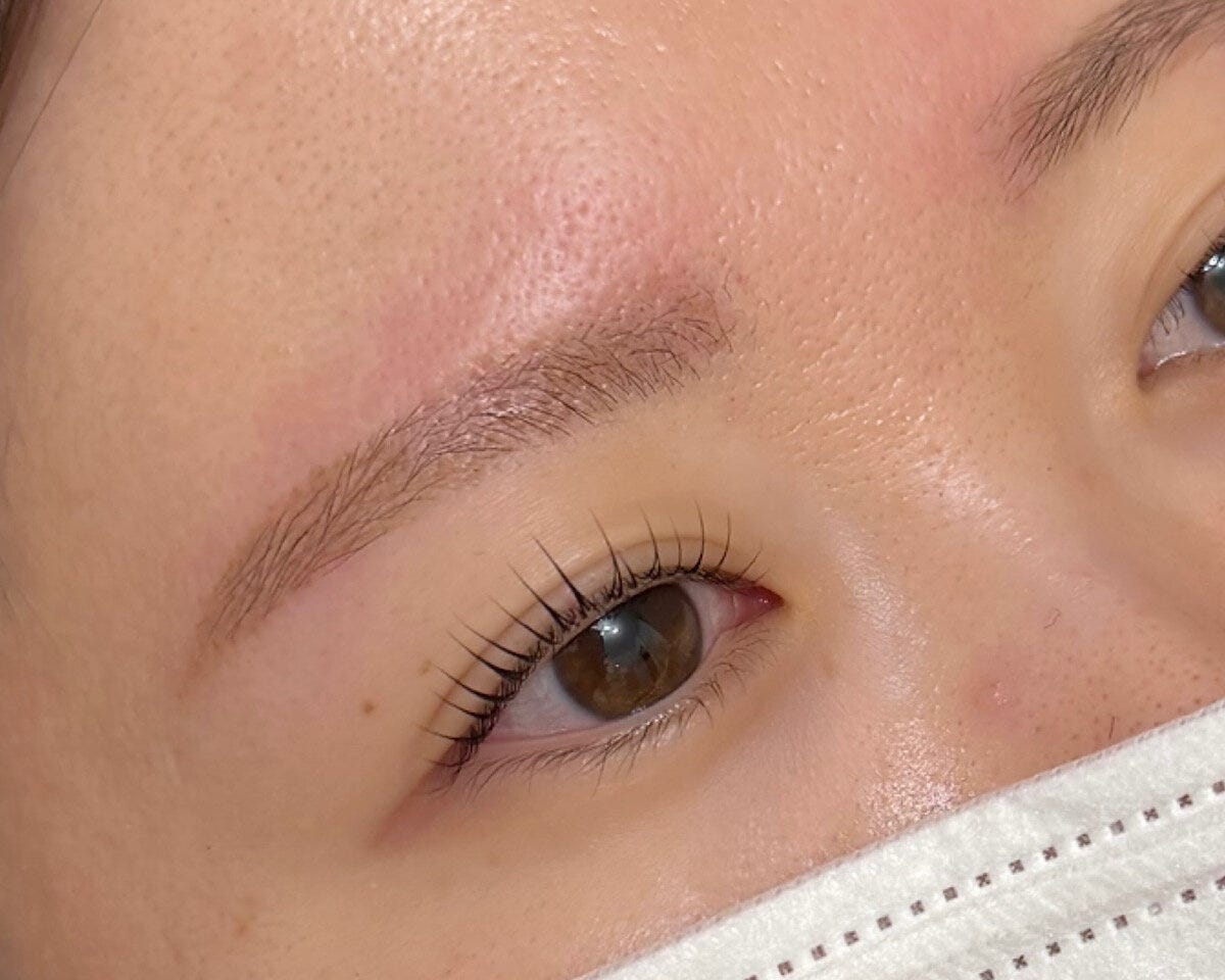 汗や皮脂でも崩れずキープした自然な眉と目元のアップ