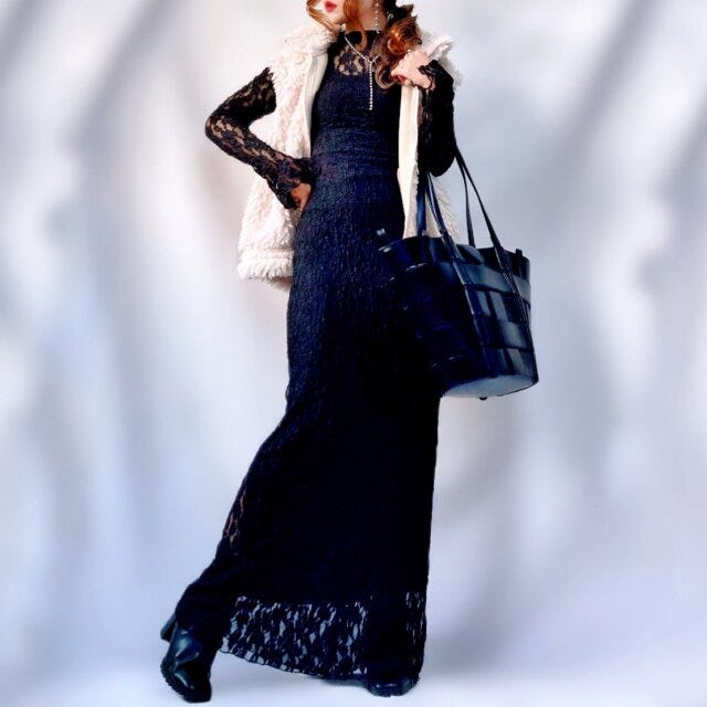 キレイめなレースワンピースにカーリーフリースジップベストを合わせると程よいバランスに