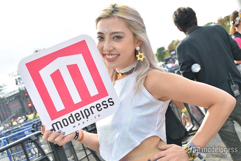 植野有砂、“神がテーマ”のファッションで「ULTRA」降臨