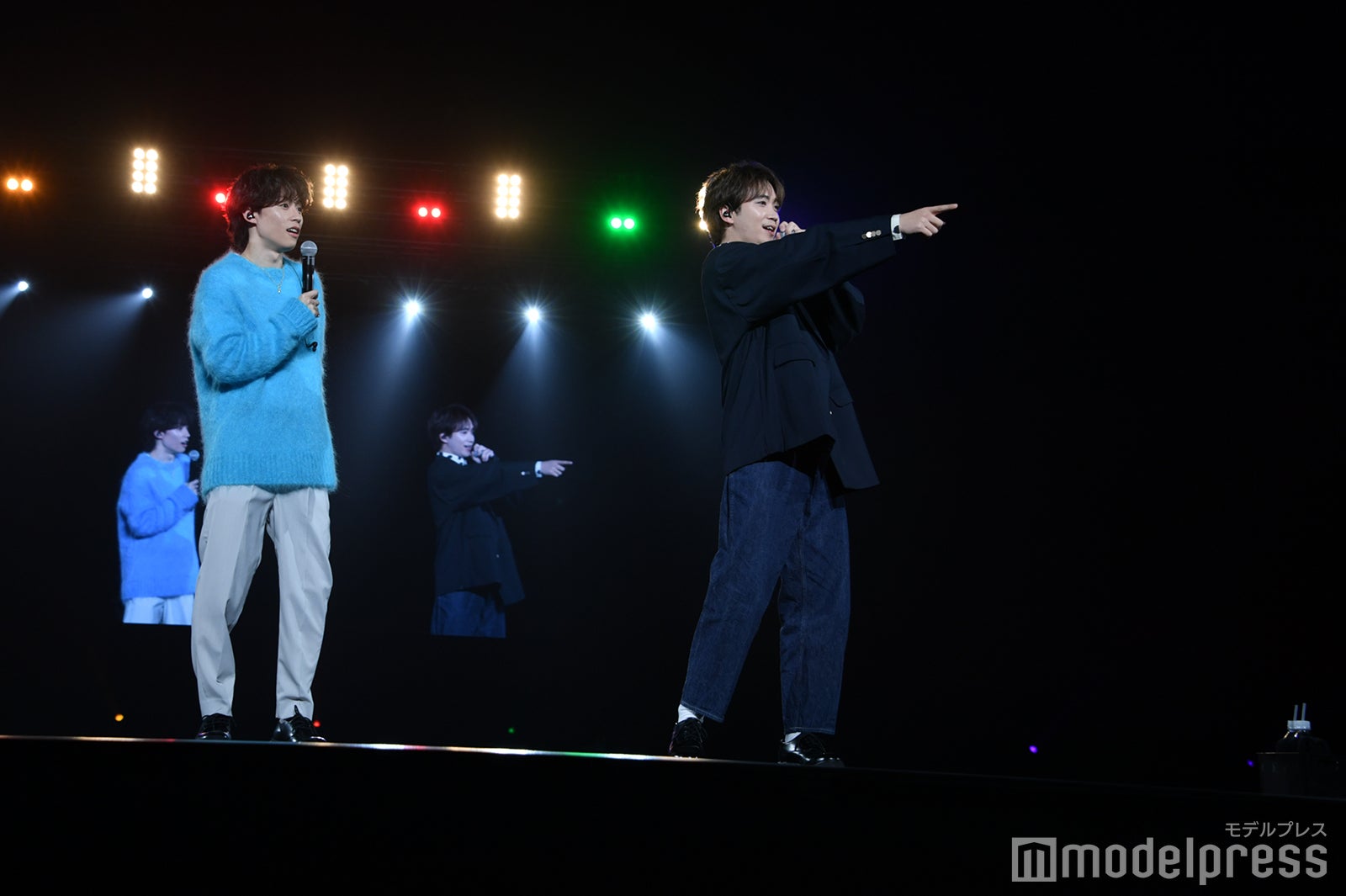 ファンサービスをするゆうた、ゆうま （C）モデルプレス