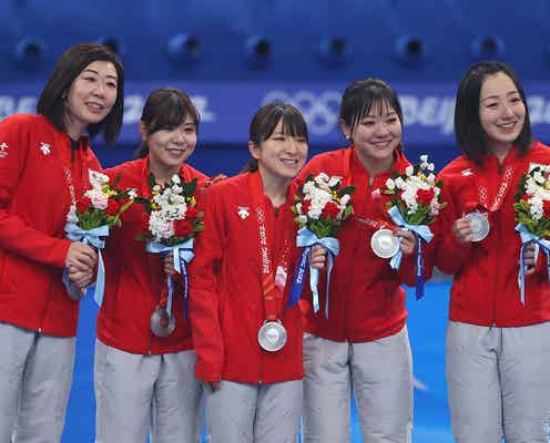 【北京五輪】カーリング女子、銀メダル獲得 表彰台での“メダル掛け合い”に「感動した」「最高のチーム」の声